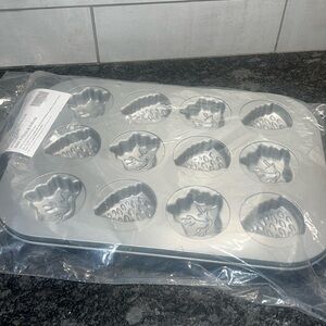 Fall harvest cake pan by Pampered Chef.  New in pkg. 16x11. Cupcake